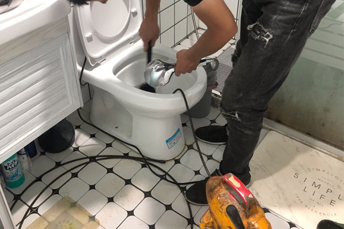 浦东马桶堵塞自己疏通还是找师傅?专业上门服务让你省时更省心